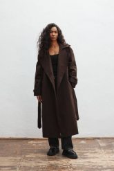 Klasyczny bawełniany trencz w kolorze DARK CHOCOLATE -VENICE-M/L. Czarne płaszcze damskie Marsala, l, bez wzorów, z bawełny, eleganckie, bez kołnierzyka, bez kaptura. Za 1,299.90 zł.