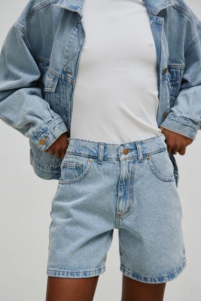 Szorty z szerokimi nogawkami w kolorze CLASSIC BLUE - TABOO. Niebieskie szorty damskie Marsala, bez wzorów, z denimu. Za 299.90 zł.