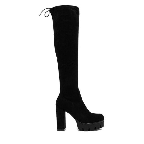 Kozaki DeeZee. Czarne kozaki damskie DeeZee, bez wzorów, bez obcasa, na słupku, bez zapięcia. Za 229.99 zł.