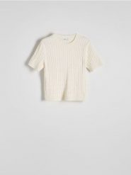Sweter z ozdobnym splotem - kremowy. Białe swetry nierozpinane damskie Reserved, l, bez wzorów, z dzianiny, bez kołnierzyka, bez ramiączek. W wyprzedaży za 59.99 zł.