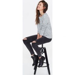 BLUZA DAMSKA Z CIEKAWĄ FAKTURĄ PRZYPOMINAJĄCĄ ZWIERZĘCY WZÓR, Z BROKATEM. Szare bluzy damskie TROLL, na lato, xs, bez wzorów, z dzianiny, bez ramiączek, bez kaptura. W wyprzedaży za 39.99 zł.