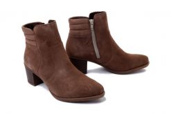 RIEKER Y2058-24 brown, botki damskie. Brązowe botki damskie Rieker, na zimę, bez wzorów, bez obcasa, na obcasie, bez zapięcia. Za 399.90 zł.