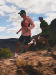 4F Kurtka do biegania damska - różowa XS. Czerwone kurtki sportowe damskie 4F, l, bez wzorów, bez ramiączek, bez kaptura, do biegania. Za 349.99 zł.