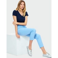 Błękitne spodnie z paskiem. Niebieskie szorty damskie Greenpoint, bez wzorów, ze lnu. Za 79.99 zł.