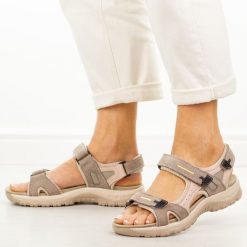 Beżowe skórzane sandały damskie Vinceza 95414. Brązowe sandały damskie VINCEZA, bez wzorów, z jeansu, bez obcasa, na płaskiej podeszwie, bez zapięcia. Za 219.00 zł.