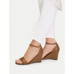Sandały MEXX. Brązowe sandały damskie Mexx, bez wzorów, bez obcasa, na koturnie, bez zapięcia. Za 165.99 zł.