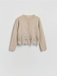 Kardigan z koronkowym wykończeniem - beżowy. Brązowe kardigany damskie Reserved, l, bez wzorów, z dzianiny, bez kołnierzyka. Za 139.99 zł.