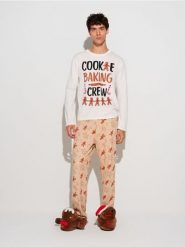 Świąteczna piżama dwuczęściowa z motywem pierniczków - wielobarwny. Piżamy męskie Sinsay, l, bez wzorów, bez kołnierzyka, bez ramiączek. W wyprzedaży za 24.99 zł.