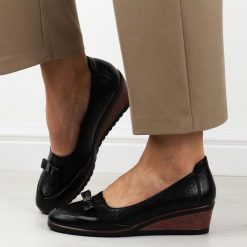Czarne ażurowe czółenka damskie na koturnie Vinceza 58263. Czarne czółenka damskie VINCEZA, na jesień, w ażurowe wzory, ze skóry, eleganckie, bez obcasa, na koturnie, bez zapięcia. Za 159.00 zł.