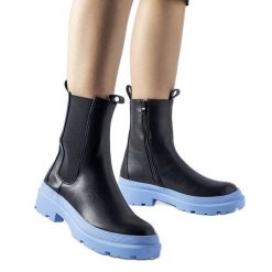 Czarne buty na niebieskiej podeszwie Georgette. Czarne botki damskie bez wzorów, eleganckie, z okrągłym noskiem, bez obcasa, bez zapięcia. Za 99.52 zł.