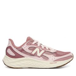 Buty do biegania New Balance. Czerwone obuwie sportowe damskie New Balance, bez wzorów, bez zapięcia, do biegania. Za 429.99 zł.