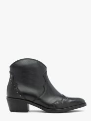 Czarne krótkie botki kowbojki z nitami. Czarne botki damskie Ryłko, bez wzorów, ze skóry, rockowe, za kostkę, bez obcasa, bez zapięcia. Za 529.99 zł.