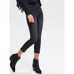 Jeansy slim cropped - Czarny. Jeansy damskie marki Reserved. Za 89.99 zł.