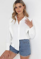 Biała Koszula z Falbaną przy Ramionach i Kołnierzem Sarya. Białe koszule damskie Born2be, bez wzorów, z tkaniny, bez kołnierzyka, bez ramiączek. Za 79.99 zł.