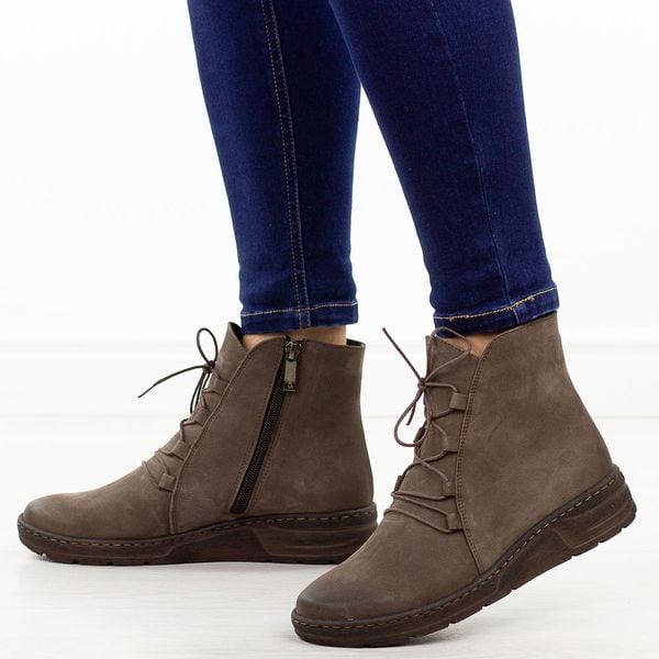 Brązowe nub. skórzane Polskie botki damskie zimowe Gregors 1093. Brązowe botki damskie GREGORS, na jesień, bez wzorów, z nubiku, eleganckie, z okrągłym noskiem, bez obcasa, na koturnie, bez zapięcia. Za 499.00 zł.