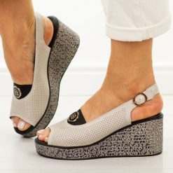 Beżowe skórzane sandały damskie na koturnie S.Barski 7010. Brązowe sandały damskie S.BARSKI, z aplikacjami, z jeansu, z okrągłym noskiem, bez obcasa, na koturnie, bez zapięcia. Za 239.00 zł.