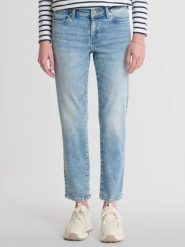 Jeansy damskie z krótką nogawką jasnoniebieskie Adela Cropped 108. Niebieskie jeansy damskie BIG STAR, bez wzorów, z denimu, retro, krótkie. W wyprzedaży za 249.99 zł.