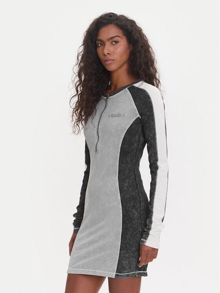 Guess Sukienka codzienna W5YK79 K1D80 Szary Regular Fit. Szare sukienki damskie Guess, na co dzień, xs, z aplikacjami, z bawełny, bez kołnierzyka, bez ramiączek, proste. Za 259.99 zł.