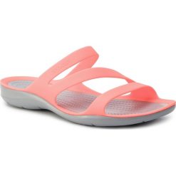 Klapki CROCS - Swiftwater Sandal W 203998 Bright Coral/Light Grey. Brązowe klapki damskie Crocs, bez wzorów, z tworzywa sztucznego, bez obcasa, bez zapięcia. W wyprzedaży za 139.00 zł.