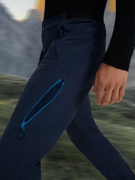 4F Spodnie trekkingowe męskie - granatowe M. Niebieskie trekkingi męskie 4F, z materiału, za kostkę, bez zapięcia. W wyprzedaży za 249.99 zł.