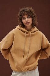 Bluza typu oversize z ociepleniem w kolorze DARK BISQUIT - AMBERLY-UNI. Brązowe bluzy damskie Marsala, m, bez wzorów, z bawełny, sportowe, bez ramiączek, bez kaptura. Za 299.90 zł.