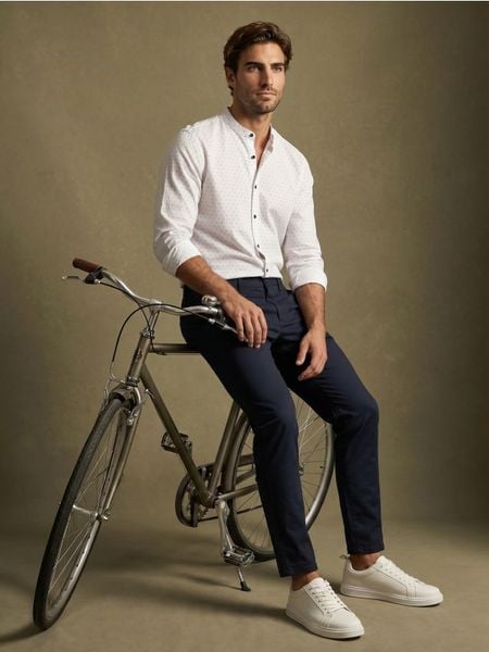 Wzorzysta koszula slim fit - biały. Białe koszule męskie Sinsay, l, bez wzorów, bez kołnierzyka, bez ramiączek. Za 49.99 zł.