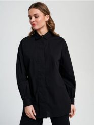 Koszula z bufiastymi rękawami - czarny. Czarne koszule damskie Sinsay, l, bez wzorów, z bawełny, bez kołnierzyka, bez ramiączek. Za 49.99 zł.