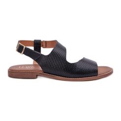 Lewski Shoes Skórzane Sandały Na Sprzączkę Z Tłoczeniem Lewski 3041 Czarne. Czarne sandały damskie bez wzorów, ze skóry, bez obcasa, bez zapięcia. Za 418.45 zł.
