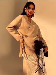 Żakiet kimono z domieszką wiskozy - kremowy. Białe marynarki i żakiety damskie Sinsay, bez wzorów, z wiskozy, bez kołnierzyka, bez ramiączek. Za 69.99 zł.