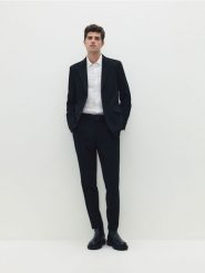 Garniturowe spodnie slim fit - czarny. Czarne garnitury męskie Reserved, bez wzorów. W wyprzedaży za 99.99 zł.