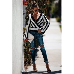Sweter VALARA. Białe swetry nierozpinane damskie Sweter VALARA, l, bez wzorów, bez kołnierzyka, bez ramiączek. W wyprzedaży za 59.00 zł.