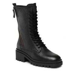 Kozaki Lasocki. Czarne kozaki damskie Lasocki, bez wzorów, bez obcasa, na płaskiej podeszwie, bez zapięcia. Za 329.99 zł.