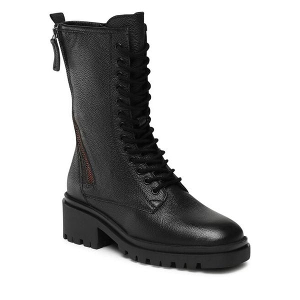 Kozaki Lasocki. Czarne kozaki damskie Lasocki, bez wzorów, bez obcasa, na płaskiej podeszwie, bez zapięcia. Za 329.99 zł.