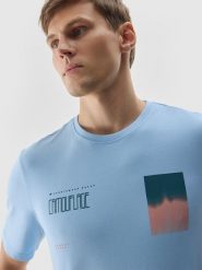 4F T-shirt z nadrukiem męski - niebieski M. Niebieskie t-shirty męskie 4F, m, z aplikacjami, z bawełny, bez kołnierzyka, bez ramiączek. W wyprzedaży za 39.99 zł.