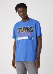MĘSKI T-SHIRT WRANGLER SS CAR TEE WRANGLER BLUE W7APGFX05 112131358. Niebieskie t-shirty męskie Wrangler, m, bez wzorów, bez kołnierzyka, bez ramiączek. Za 69.99 zł.