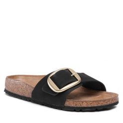Klapki Birkenstock. Czarne klapki damskie Birkenstock, bez wzorów, bez obcasa, bez zapięcia. Za 539.99 zł.