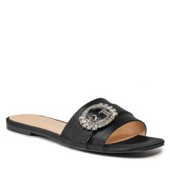 Klapki Guess. Czarne klapki damskie Guess, z aplikacjami, bez obcasa, bez zapięcia. Za 769.99 zł.