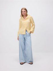 Jeansy wide leg ze sznurkiem - niebieski. Niebieskie jeansy damskie Reserved, bez wzorów, z bawełny. W wyprzedaży za 79.99 zł.