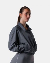 Damska krótka kurtka z pełnym zamkiem, oversize, na siłownię i miasto – szary. Szare kurtki sportowe damskie AESTHETIC WOLF, m, bez wzorów, z bawełny, bez ramiączek, bez kaptura, na fitness i siłownię. Za 289.99 zł.