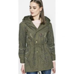 Desigual - Parka. Parki damskie Desigual, bez wzorów, z bawełny, bez kaptura. W wyprzedaży za 319.90 zł.