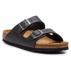 Klapki Birkenstock. Czarne klapki damskie Birkenstock, bez wzorów, bez obcasa, bez zapięcia. Za 599.99 zł.