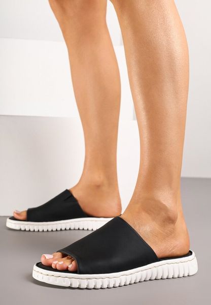 Czarne Klapki Vices z Ekoskóry na Tłoczonej Podeszwie Norovia. Czarne klapki damskie Born2be, na lato, bez wzorów, z jeansu, boho, bez obcasa, na płaskiej podeszwie, bez zapięcia. Za 79.99 zł.