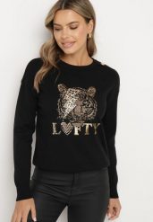 Czarny Sweter z Wiskozą Ozdobiony Napisem i Naszywką z Cyrkoniami Liliran. Czarne swetry nierozpinane damskie Born2be, z aplikacjami, z jeansu, eleganckie, bez kołnierzyka, bez ramiączek. Za 129.99 zł.