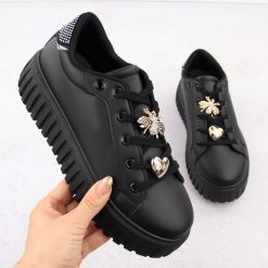 Półbuty sportowe damskie na platformie czarne NEWS 4756. Czarne półbuty damskie NEWS, bez wzorów, ze skóry ekologicznej, sportowe, bez obcasa, na platformie, bez zapięcia. Za 89.99 zł.