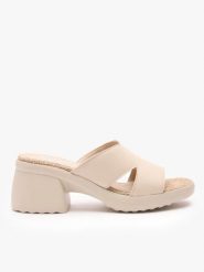 Kremowe klapki na obcasie z masywnym spodem. Brązowe klapki damskie Ryłko, bez wzorów, ze skóry, klasyczne, z okrągłym noskiem, bez obcasa, na obcasie, bez zapięcia. Za 279.99 zł.