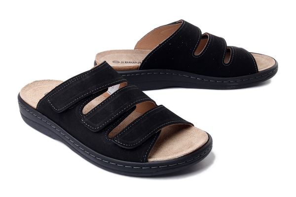 Dr. Brinkmann 600464-01 czarny, klapki męskie. Czarne klapki męskie Dr. Brinkmann, bez wzorów, ze skóry, bez zapięcia. Za 369.90 zł.