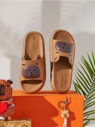 Piankowe klapki z motywem kapibary - beżowy. Brązowe klapki damskie Sinsay, bez wzorów, bez obcasa, bez zapięcia. Za 29.99 zł.