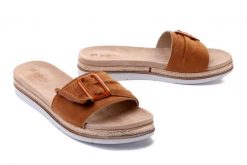 INBLU SA-42 camel, klapki damskie. Brązowe klapki damskie Inblu, na lato, bez wzorów, bez obcasa, bez zapięcia. Za 71.44 zł.