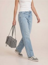 Jeansy straight z ćwiekami - niebieski. Niebieskie jeansy damskie Sinsay, bez wzorów, z jeansu. Za 69.99 zł.