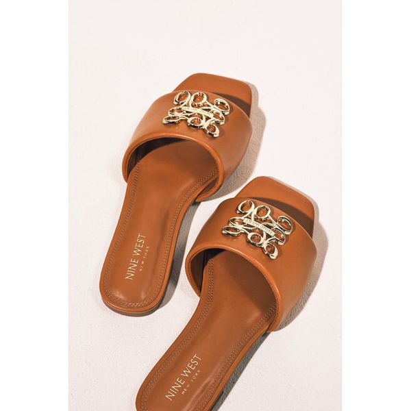 Klapki Nine West. Brązowe klapki damskie Nine West, bez wzorów, bez obcasa, bez zapięcia. Za 118.99 zł.